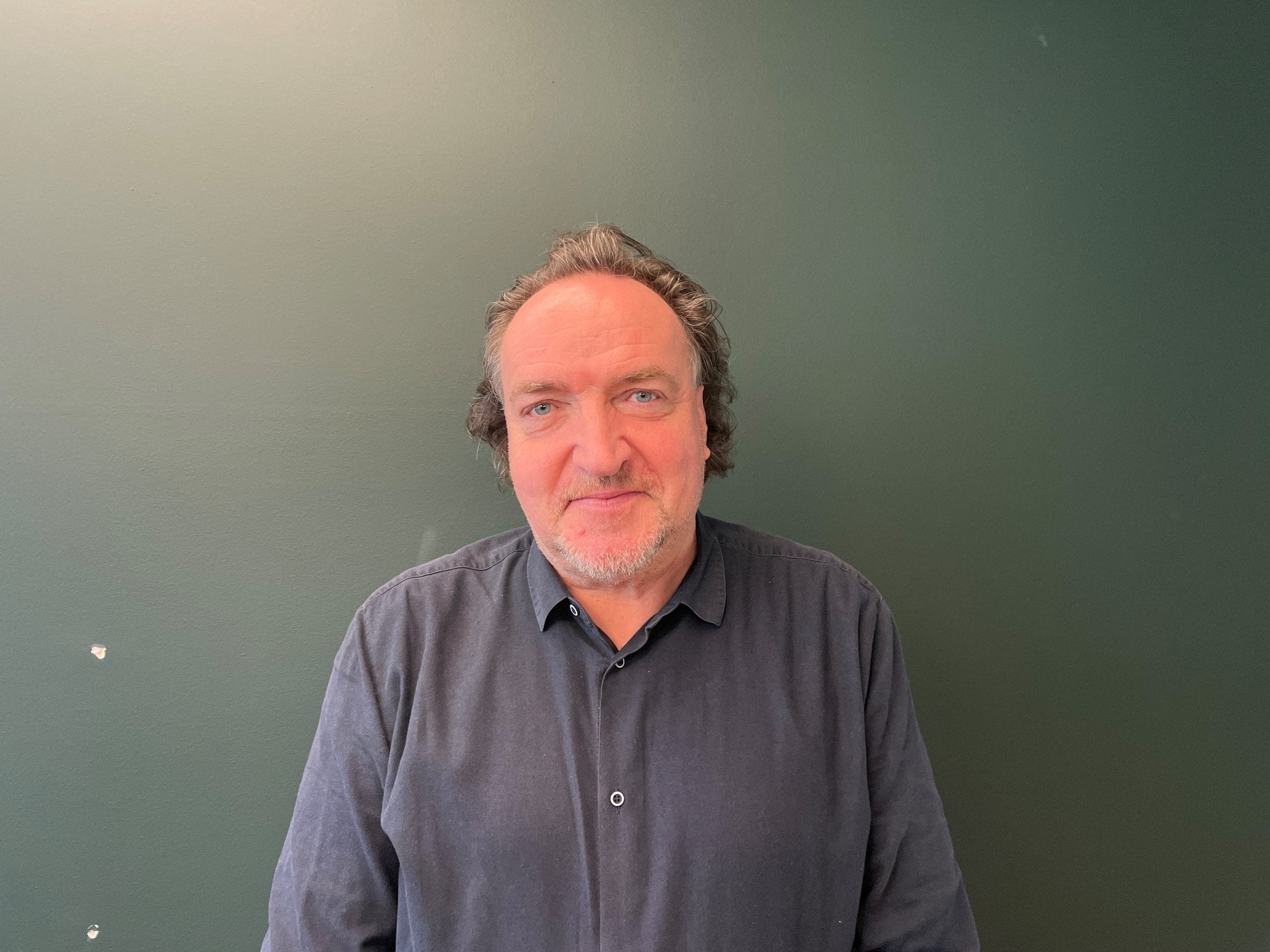 Porträt von Barbara Bleisch, einer bekannten Persönlichkeit, vor einem schlichten Hintergrund.