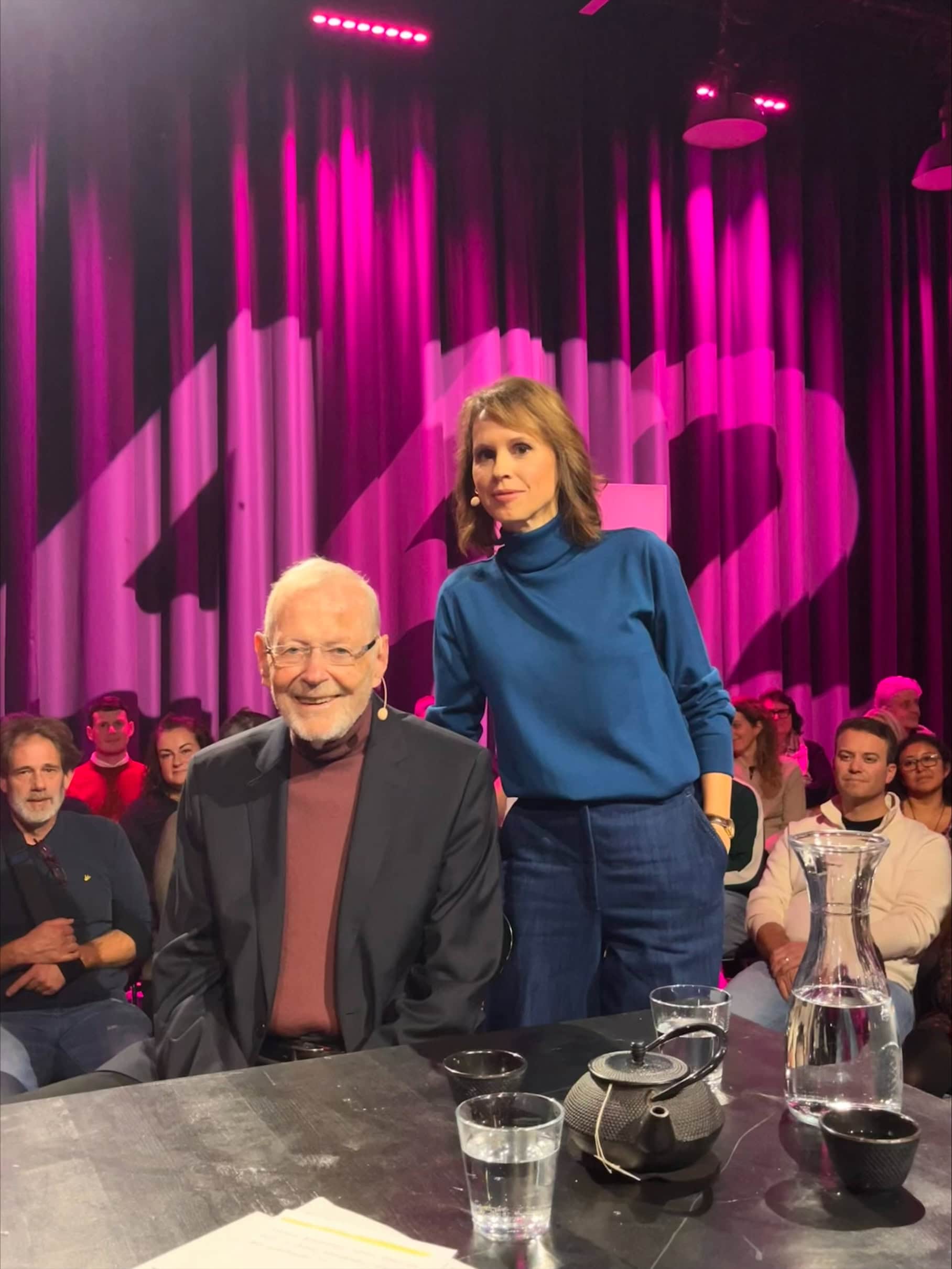 Barbara Bleisch bei einer öffentlichen Veranstaltung, im Hintergrund ein Publikum und Bühnenbeleucht.