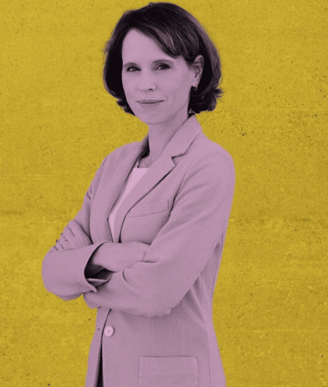 Porträt von Barbara Bleisch mit crossed arms vor gelbem Hintergrund.